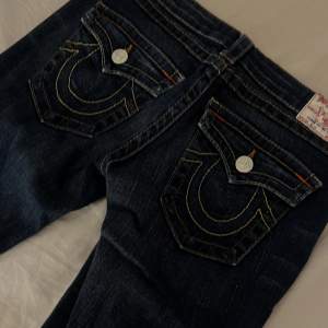 Fina True Religion bootcut jeans  28/32  Midja 69   Innerbenslängd 81    Mycket eftertraktad modell 