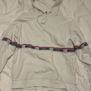 Moschino Hoodie - Moschino hoodie nypris 2000kr  Okej skick