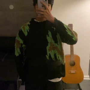 Y2k knitwear stickad tröja - Använder inte den längre. Jättebra skick, har använt den ett par gånger bara. Den skulle vara större ungefär L storleken men har råkat tvätta fel så den blev till S eller till och med XS.
