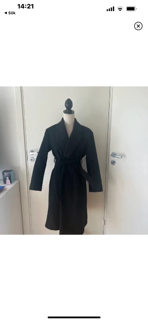 Kappa från only - Skit snygg svart kappa från only. Den går nästan ner till knäna på mig som är 168 cm lång. 