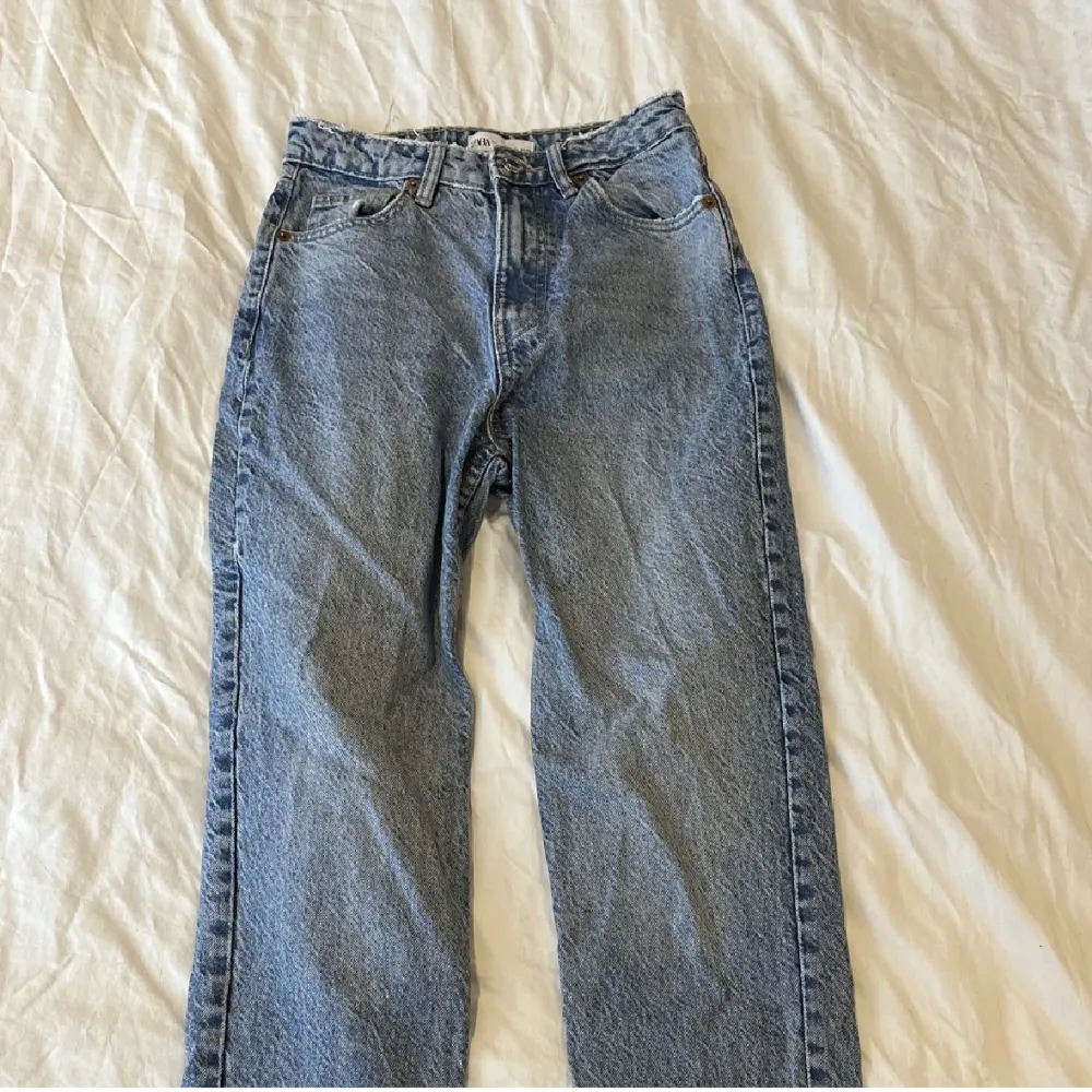Super fina jeans i storlek 32 med rak passform.  Säljer då de tyvärr blivit för små för mig🩷. Jeans & Byxor.