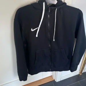 Nike hoodie  - Nike zip Hoodie i nyskick. Säljer den då den inte passar längre. Köpt för 699kr säljer den för 300 kr 