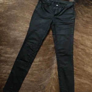 Svarta byxor jeans - ⚡️svartböxer. Storlekslappen är borta men uppskattar dom till strl.36-38. Lite stretch. Total längd-102cm Innerben-82cm Gren-23cm Midja rätt över-39cm Stuss-45cm Benslut-14cm.