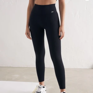 Träningstights - Black luxe seamless tights från aimn 