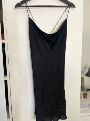 Natalie x schuterman satin mini klänning - Ny med prislapp oanvänd i storlek m 