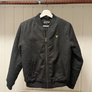 Lyle&Scott Bomber Sweatshirt - Varm och bekväm bomberjacka i sweatshirt-material. Den väger lite och är riktigt stilren och matchar tio det mesta. Storleken är en barnstolek men passar xs! Skick: 8/10 Nypris: 1200kr Mitt pris: 450kr