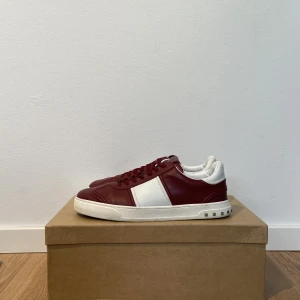 Röda Valentino Flycrew  - Säljer nu dessa röda läder Flycrew, Storlek 41, Bara dustbags, VNDS, 3200kr! Tveka inte på att höra av dig vid eventuella frågor  