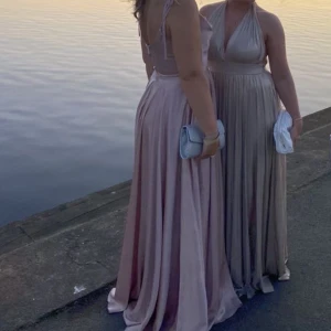 Balklänning  - Säljer min fina balklänning endast använd en gång! Strl 38/M! Den är från Diamar brud och fest i Jönköping! Men från Christian koehlert! 4000kr är nypris! Säljer för 3000 eller mindre vid snabbaffär! 