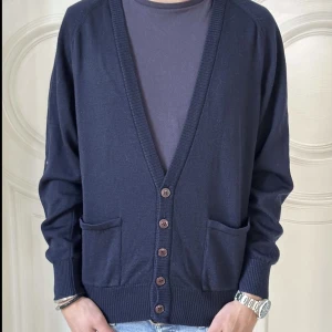 Kofta merinoull  - Kofta i 100% merinoull. Modellen är 182cm 