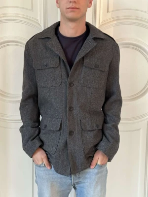 Banana republic jacka  - Vintage jacka i ull, bra kvalitet och som ny. Modellen på bilden är 182cm lång.