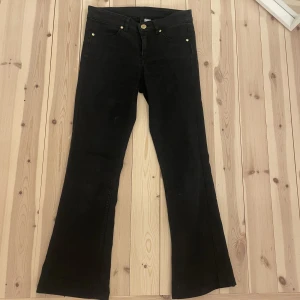 Lågmidjade bootcut jeans  - Jätte snygga lågmidjade jeans! Bootcut. Storlek 34, lite korta på mig som är 165