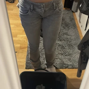 LTB jeans  - Säljer mina gråa LTB jeans pågrund av att dem inte kommer till andvändning. Endast använda 2 gånger. Nypris 800kr.