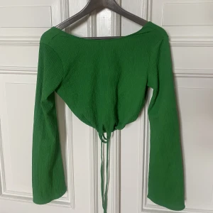 Långärmad tröja med öppen rygg  - Långärmad grön tröja med öppen rygg 