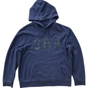 GAP Hoodie - Hoodie från GAP, mörkblå med rutigt grönt tryck. Ställ gärna frågor eller skicka ett prisförslag!😊