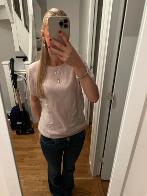 Soft Goat t-shirt - Superfin stickad t-shirt från soft Goat! 100% Kashmir. Den är i jättebra skick och är endast använd ett fåtal gånger. Jättefin ljusrosa färg😇 Passar XS-M