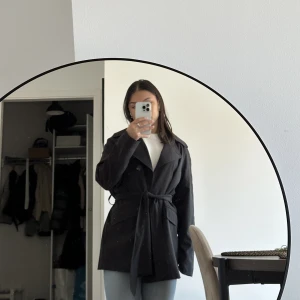 Trenchcoat  - Säljer denna trenchcoat då den inte kommer till ngn användning använt bara en gång 