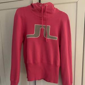 Rosa hoodie från J.lindberg, bra skick storlek Xs✨