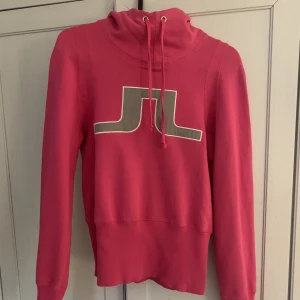 Hoodie  - Rosa hoodie från J.lindberg, bra skick storlek Xs✨