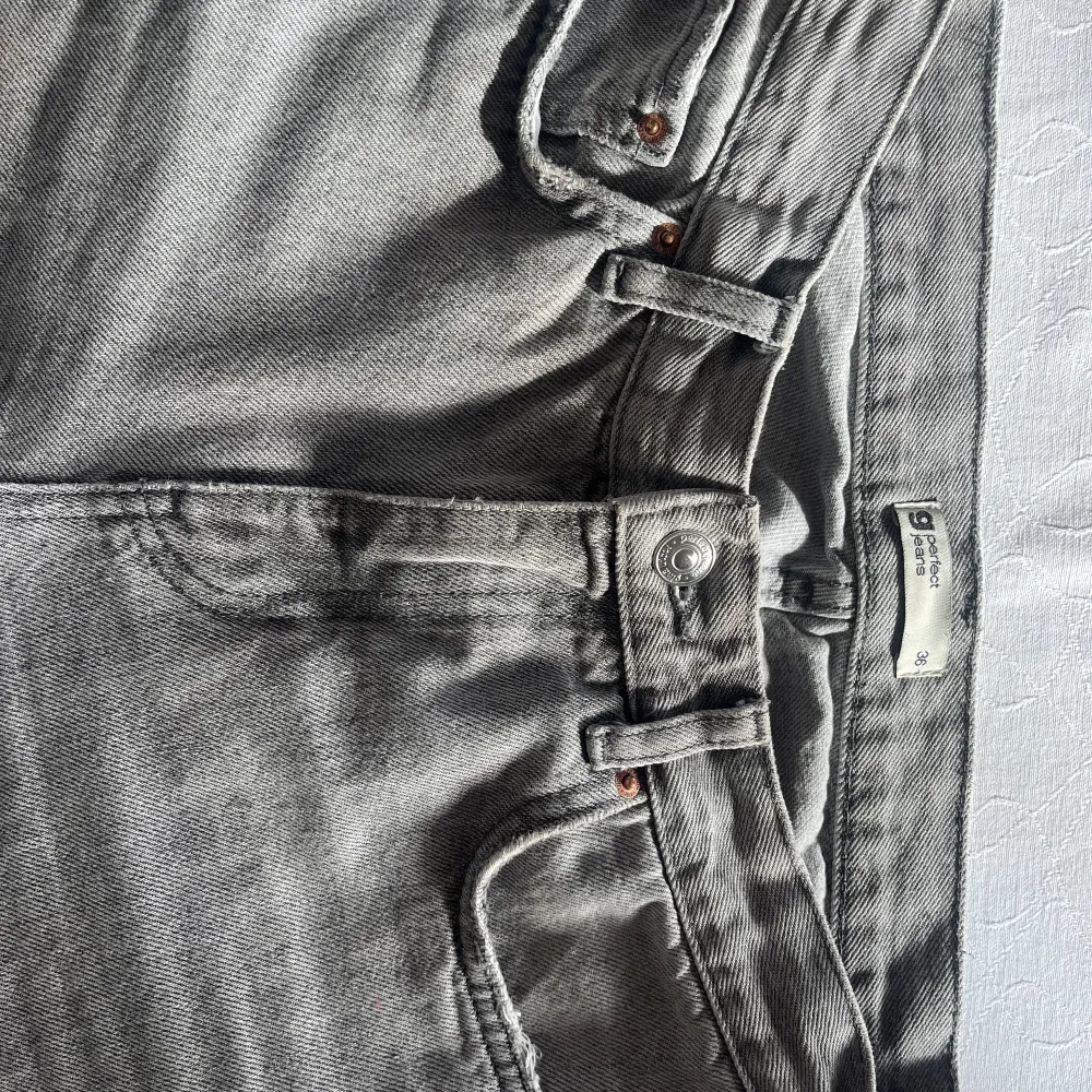 Ett par svin snygga nästan helt oanvända jeans från Gina, hör av er vid frågor 🥰🥰. Jeans & Byxor.