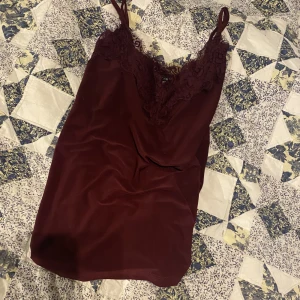 Spets linne - Vinröd spetslinne💕