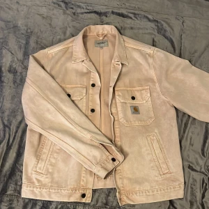 Carhartt WIP jeansjacka - Fräsch jeansjacka som har använts varsamt. Nypris 1949 kr. Storlek L