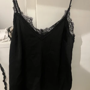 Svart linne - Svart linne/topp från h&m som passar perfekt både till sov linne men även till fest🖤