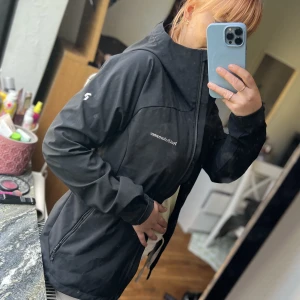 Peak performance jacka stl L  - Peak performance vattentät jacka. Stl L men passar mig som är M. . Använd fåtal gånger den är i mycket bra skick förutom att dragkedjan gått sönder på ena framfickan vilket skräddare enkelt kan byta. Nypris ca:2000 säljes för 450kr pga trasig ficka.