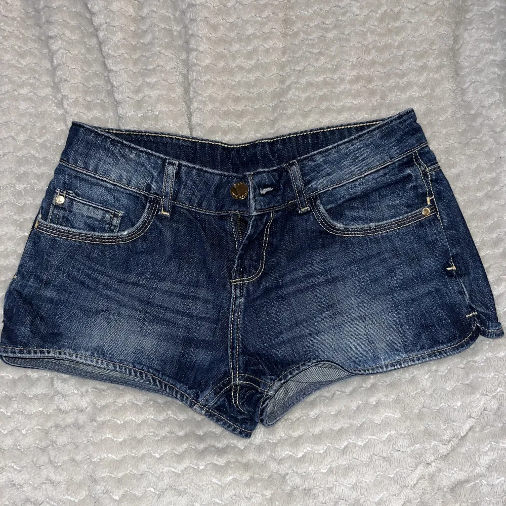 Säljer mina vintage snygga korta jeans shorts med låg midja pga dom är för små💫🩷. Shorts.
