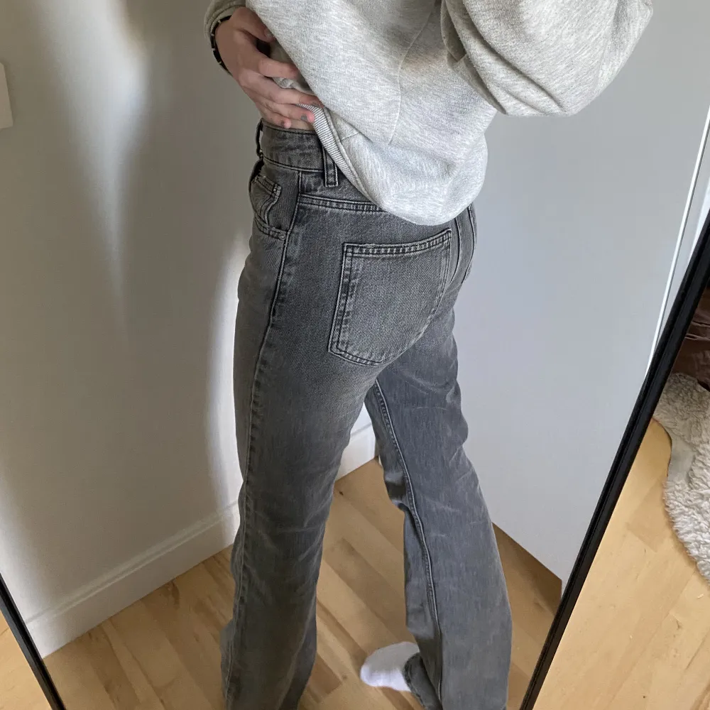 Jättebra gråa jeans från Gina tricot. Passar till mycket. Inte min stil där av säljer jag de. Fint skick använd endast få gånger. Strl 34. Säljer för 150kr+ eventuell frakt. Kan hämtas i Karlstad . Jeans & Byxor.