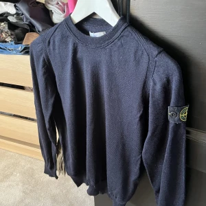 Stone island  - Detta är en stone island tröja junior.  Mörkblå färg, med en bra kvalitet