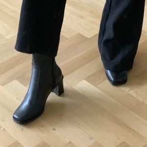 Nya stövlar - Helt nya oanvända klackastövlar i läderimitation. Galet snygga i vintage/retro modell men tyvärr för små för mig 😭😭 klackhöjd 7 cm! Skriv för fler bilder etc 