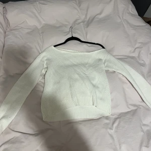 Stickad tröja - Stickad tröja som går ner lite på ena axeln från even&odd