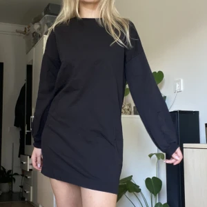 Sweatshirt klänning - Inte tjockt material, så ej för varm! Använd 1 gång, så perfekt skick. Jag är 168 den är lagom men lite kortare på mig!