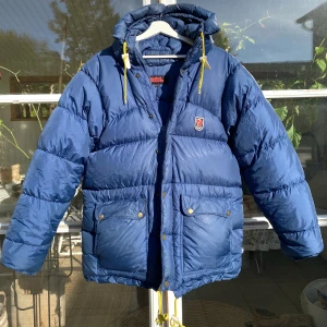 Fjällräven Expedition Down Dunjacka - Hej, säljer en populär vinterjacka från Fjällräven. Storlek XS & passar olika beroende på storlekspreferens. Nypris 8000kr. Bra skick men har några defekter, bild kan fås i DM. Varm, bekväm & perfekt för vinter. Pris kan diskuteras. Hör av dig vid frågor