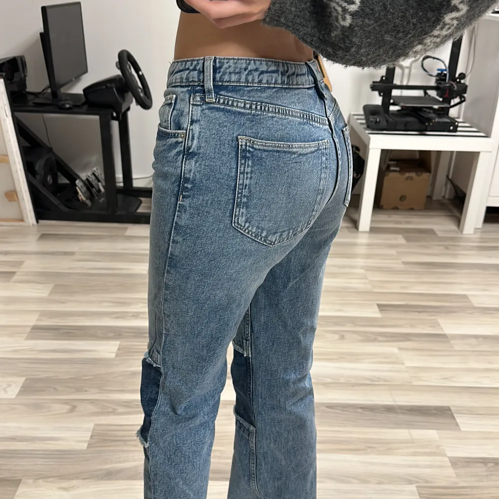 Säljer dessa coola jeans från hm i storlek 170, vilket motsvarar en xs. De är för små för mig och kommer därav inte till användning. De är även slutsålda. Använda max tre gånger, alltså i nyskick. Skicka för fler bilder. De är mid/low rise . Jeans & Byxor.