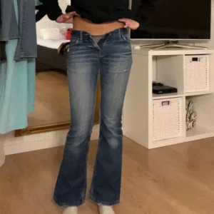 Fornarina Jeans  - Super snygga bootcut jeans som tyvärr inte passar mig! Är 162cm. Pris kan diskuteras vid snabb affär!❤️Obs! De är lite slitna längst ner vid benen. 
