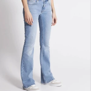 Low bootcut  - Low bootcut jeans i stl xs full length, ny skick från lager 157! Säljer även i den svarta modellen❤️