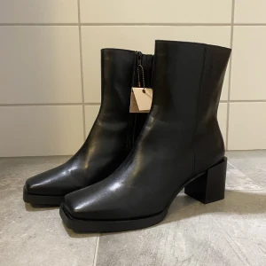 Stövlett - K.Cobler - Så gott som sprillans nya stövletter i skinn, strl. 41 från K.Cobler. Använda endast en gång på grund av köp av fel storlek. Efter detta har de inte rörts. All originalpaketering och lappar är kvar. Originalpris: 1700kr. Vid frågor/mer info, kontakta mig!