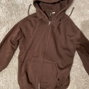 Hoodie - Brun hoodie från hm, har ett litet hål men det syns inte, annars kan man lätt sy igen det💗
