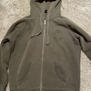 Hoodie - Olivgrön hoodie från gina. Jätteskönt material💗