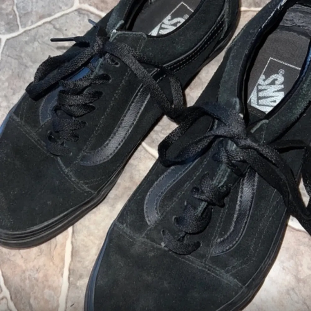 Ett par svarta Vans sneakers i storlek 40. Väldigt  bra skick. Se bilder för mer. . Skor.