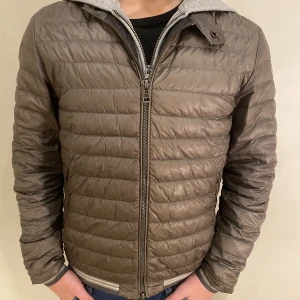 Moncler David Giubutto Jacka  - Hej! Säljer nu min moncler jacka modellen David Giubutto. I storlek 0/XS  , jackan är i hyfsat skick. Hör av dig om du har några frågor.