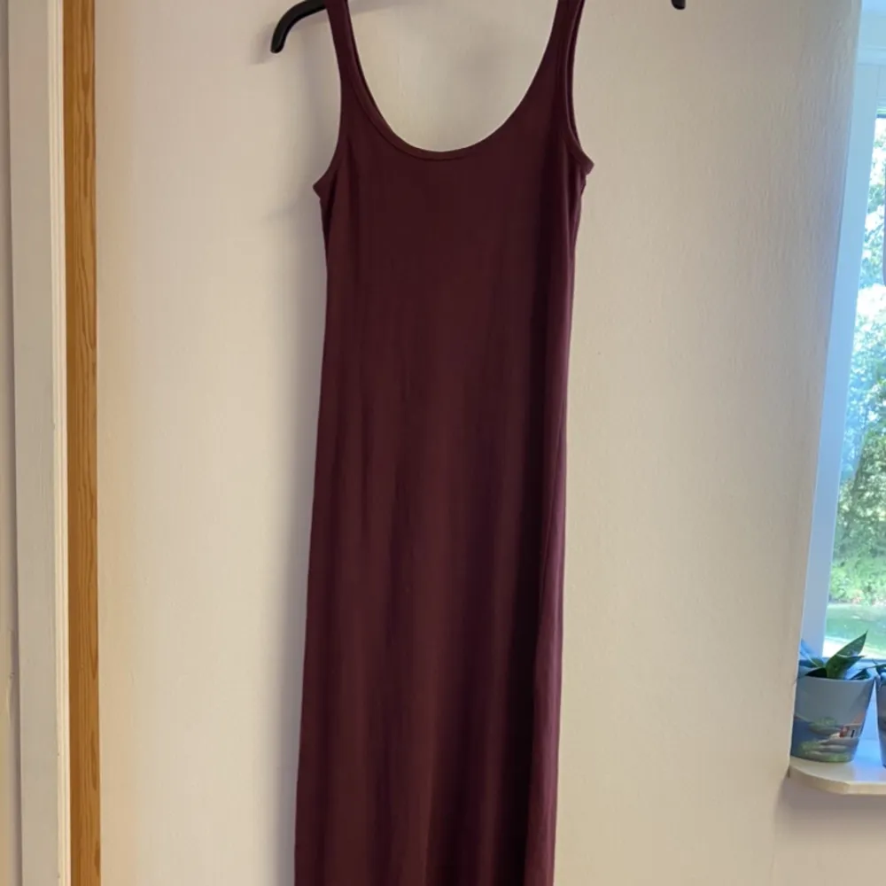 Vinröd långklänning från Vero Moda, använd några gånger men tyvärr inte längre🦋. Klänningar.