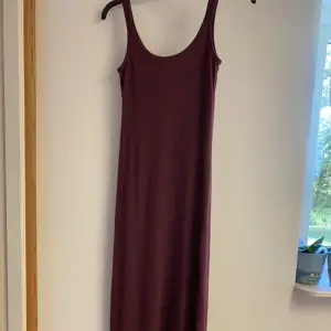 Vinröd långklänning från Vero Moda, använd några gånger men tyvärr inte längre🦋