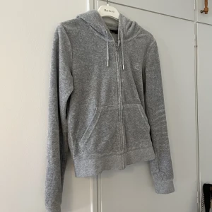 Kofta - Säljer denna koftan då jag sålt byxorna och denna inte kommer till användning längre. Använd max 3 gånger. 