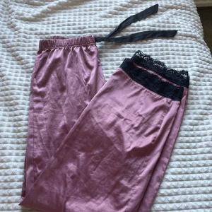 Pyjamas byxor  - Luftiga satinbyxor med en söt liten spets vid foten. Säljer då de inte kommer till användning❤️