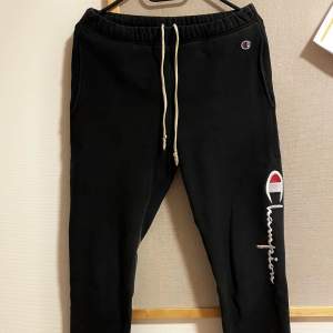 Snygga svarta  sweatpants/mjukisbyxor med två loggor från Champion i storlek S. ”Elastic Cuff Pants” nypris 729 kr.  Köparen står för eventuell frakt. 