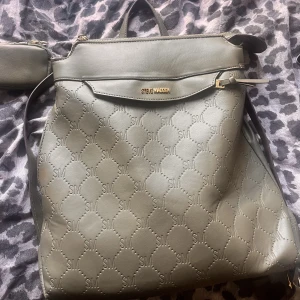 Väska  - Jättefin ryggsäck från Steve madden! Säljer nu för jag har köpt en ny väska❤️nypris:800kr mitt pris 400kr❤️skriv för frågor 