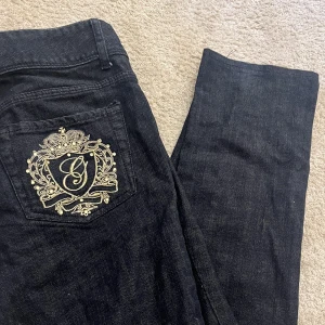 Lågmidjade jeans - Skitsnygga jeans som tyvärr är för små. Knappen har ramlat av men går att sy fast igen. Använd gärna köp nu funktionen💕