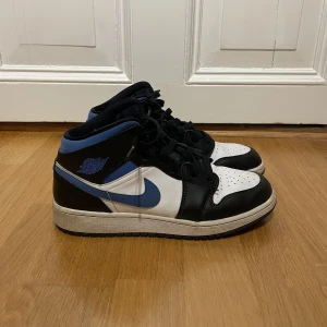 Air Jordan 1Mid White Black Royal - Säljer dessa Air Jordan 1Mid White Black Royal skor nu då de inte kommer till användning längre. De är i bra skick, använda fåtal gånger Kartongen till skorna har tyvärr försvunnit men skickar i annan låda. Nypris: 3 699kr Nu: 2 000kr